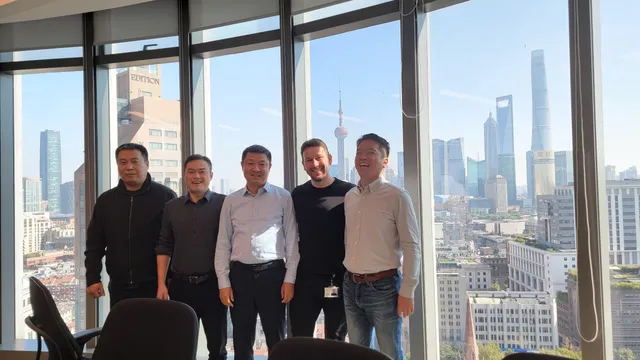 在上海办公室接待知行科技创始团队，俯瞰城市天际线