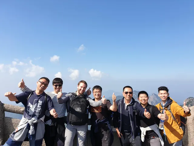 与团队一同登顶