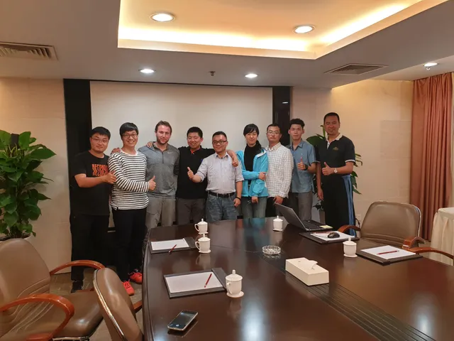 与合作伙伴会面