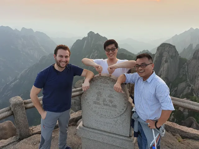 与 DIAS 合作伙伴同行山间步道